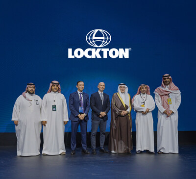 (desde la derecha): Mohammad Al Abdul Jabbar, director ejecutivo de Lockton Arabia Saudita; Khalid Al Deghaither, vicepresidente de cumplimiento; Naji A Tamimi, director ejecutivo de la Autoridad de Seguros; Faris Khatib, director ejecutivo de Lockton Oriente Medio y África del Norte; Ata Khatib, presidente de Lockton Oriente Medio y África del Norte; y dos representantes de la Autoridad de Seguros. (PRNewsfoto/Lockton)