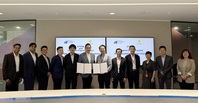 From left to right: Mr. Gokula Krishnan, Mr. Saurabh Bhandari, Mr. Kazuyuki Ito, Mr. Joseph Lee, Mr. Yousuke Ishii, Mr. Nobuyoshi Miyasaka, Prof. Yeo Yee Chia, Mr. Chay Kin Wah, Prof. Reginald Tan, Dr. Sun Sumei, Mr. Lim Li-Wei, Ms. Radiana Soh