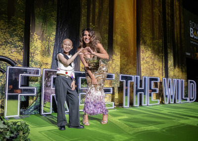 Camper Nori and host Sangita Patel at Campfire Circle's Bonfire Bash 2025. (CNW Group/Campfire Circle)