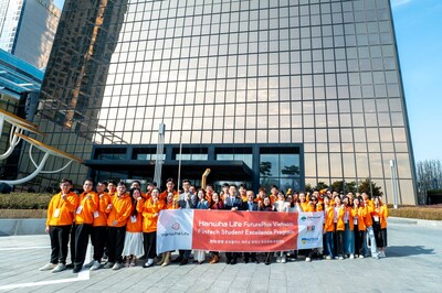 Vietnamese FinTech talents pose for a commemorative photo at the welcome ceremony of the ‘Hanwha Life FuturePlus Vietnam FinTech Talent Invitation Program’ held at the 63 Building in Yeouido, Seoul.