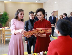 Peng Liyuan und Spaniens Königin Letizia besuchen Servicezentrum für Menschen mit Behinderungen in Beijing