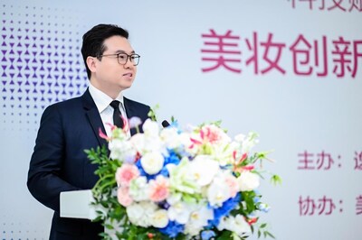 David (Jinfeng) Huang, Founder, Chairman and CEO of Yatsen Group, delivers a keynote speech at the launch ceremony