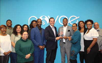 U.S. Direct Selling Association (DSA) CEO Dave Grimaldi presents representatives from Novae's corporate staff with the 2025 DSA Award for Technology Innovation, for Novae's myNovaeDisputes Manager. Novae is a fintech company, that aims to provide greater access to credit, capital, and entrepreneurship to underserved communities nationwide.