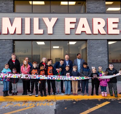 Leading up to the backyard bash, SpartanNash Associates and their kids decorated the grand opening ribbon, adding a heartfelt and personal touch to the festivities. Kids were invited to join their parents in cutting the ribbon, making the moment even more special.