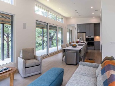 Transcend isn’t just high performance, healthy, and smart, it’s also stylish. Striking views and sleek, elegant design elements create a sense of true tranquility. Expansive windows flood the space with natural light, while curated furnishings, calming colors, and warm textures blur the line between indoors and out.