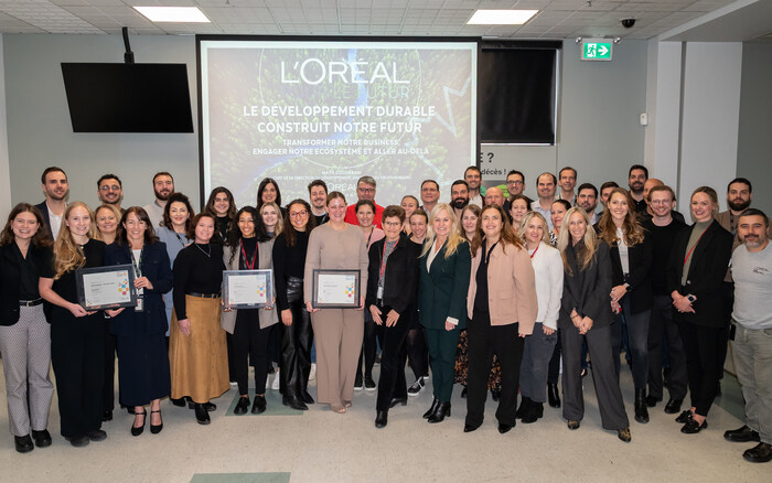 Madame An Verhulst-Santos, pr&#233;sidente-directrice g&#233;n&#233;rale, et son &#233;quipe, ont re&#231;u la pr&#233;sidente de RECYC-QU&#201;BEC, Madame Emmanuelle G&#233;hin, &#224; son usine de Ville Saint-Laurent. (Groupe CNW/L&#39;Or&#233;al Canada Inc. (Only Use For Wire))
