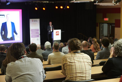 Auditorium plein lors de l'allocution de Christian Casanova, directeur exécutif de la recherche et des partenariats de l'ÉTS
Crédit photo: Catherine Alegre (Groupe CNW/École de Technologie Supérieure)