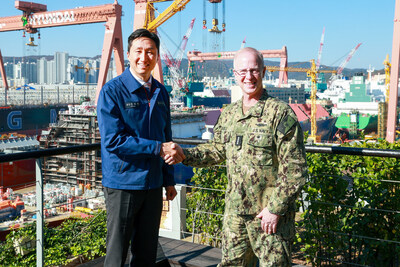 HD Hyundai Chairman Chung Kisun poses for a commemorative photo with Admiral Daryl Caudle, U.S. Chief of Naval Operations, during his visit to HD Hyundai Heavy Industries’ Ulsan shipyard on Saturday, November 15, 2025. HD Hyundai Chairman Chung Kisun poses for a commemorative photo with Admiral Daryl Caudle, U.S. Chief of Naval Operations, during his visit to HD Hyundai Heavy Industries’ Ulsan shipyard on Saturday, November 15, 2025.