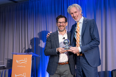 MJFF Chief Scientist Brian Fiske, PhD, (left) confers Bastiaan Bloem, MD, PhD, (right) with the Robert A. Pritzker Prize for Leadership in Parkinson's Research.