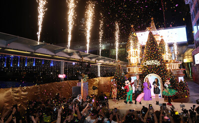 Mickey Mouse and Minnie Mouse join the Lighting Ceremony of ‘Magical Christmas @ Harbour City,’ drawing hundreds to the towering 9-metre Magical Christmas Tree to celebrate the festive spirit. (PRNewsfoto/Harbour City Estates Limited)