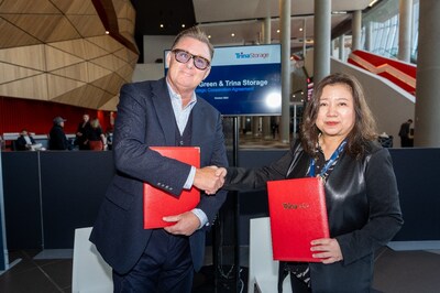 The MoU was exchanged by Scott Poulter, CEO of Pacific Green (Left), and Helena Li, President of Trinasolar (Right) (PRNewsfoto/Trina Storage)