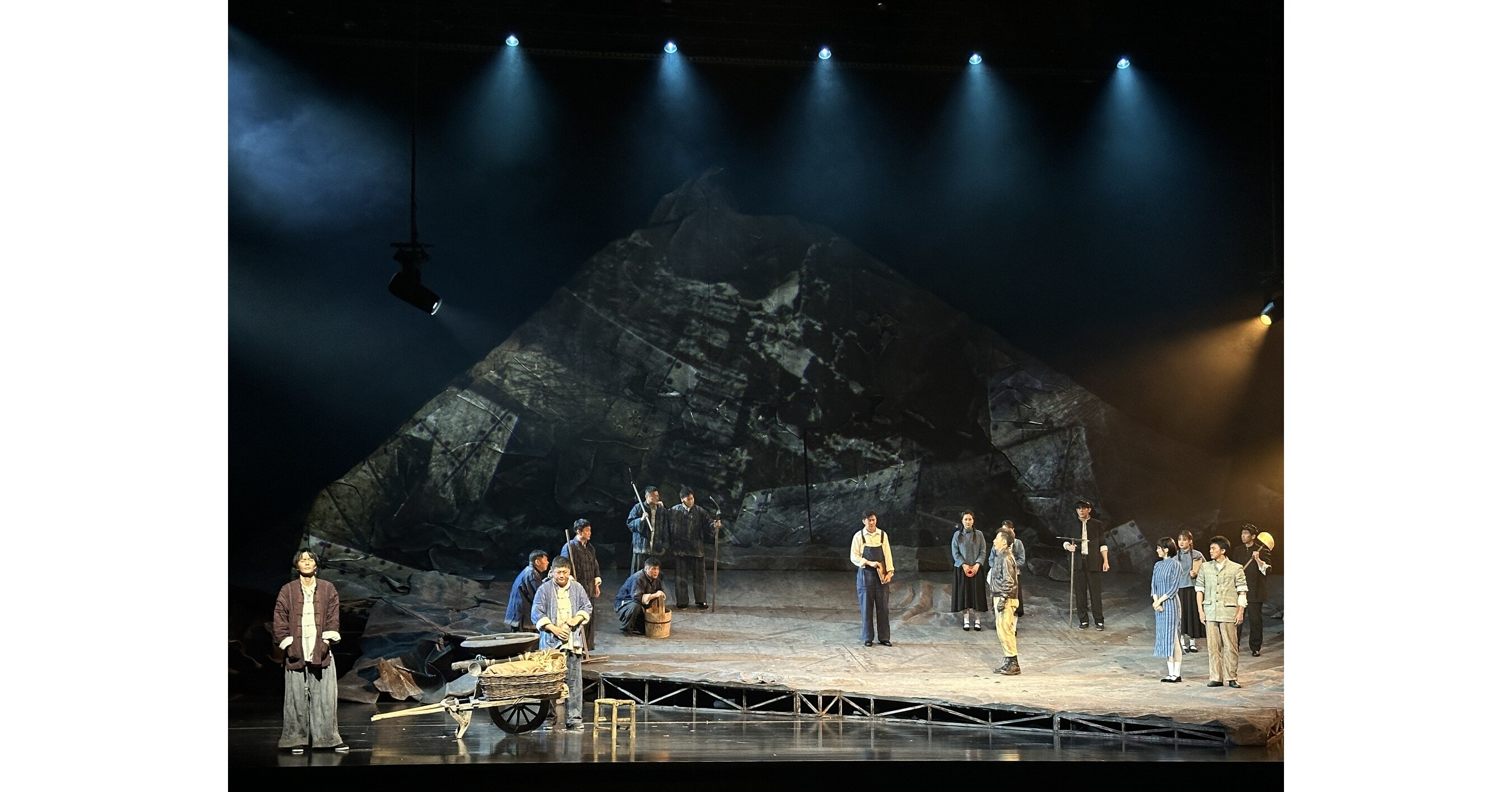 CCTV+: Stage Play Searching for Doolittle Premiered in Quzhou CCTV+: Stage Play Searching for Doolittle Premiered in Quzhou