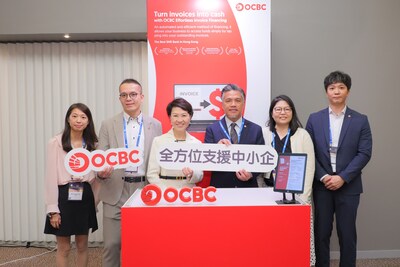 Representatives from OCBC Hong Kong and GS1 Hong Kong proudly support the first SME to leverage the Effortless Invoice Financing service.