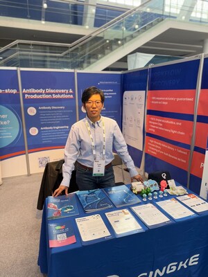  Tsingke Biotech's Overseas BD team in the booth engages in strategic discussions with biopharma partners on rapid protein and antibody development at PEGS Europe 2025.