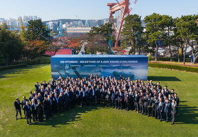 Participants pose for a group photo during HD Hyundai’s ceremony marking the delivery of its 5,000th vessel, held on the 19th at HD Hyundai Heavy Industries in Ulsan Participants pose for a group photo during HD Hyundai’s ceremony marking the delivery of its 5,000th vessel, held on the 19th at HD Hyundai Heavy Industries in Ulsan