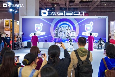 At AgiBot’s booth, audiences capture the live performance of humanoid robots. (PRNewsfoto/AgiBot Innovation (Shanghai) Technology Co.,Ltd.)