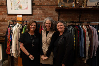 Francine Lortie, Directrice de l&#8217;&#233;conomie sociale et de la gestion immobili&#232;re Les Petits Fr&#232;res, Carole Couturier, Directrice principale &#8211; Services-conseils et financement chez PME MTL Centre-Ville, et Catherine Harel Bourdon, Pr&#233;sidente-directrice g&#233;n&#233;rale Les Petits Fr&#232;res, lors de la soir&#233;e de lancement de la troisi&#232;me Boutique Les Petits Fr&#232;res, le 14 novembre dernier.&#10;Cr&#233;dit photos : Philippe Latour. (Groupe CNW/Les Petits Fr&#232;res)