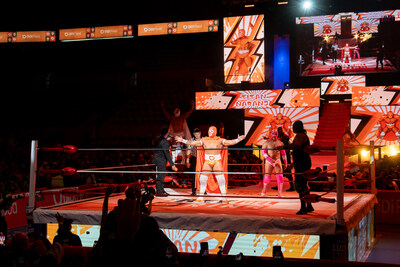 Titán Naranja se presenta en el ring de la Arena México.