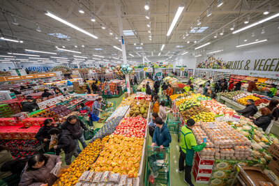 Produce section of T&T Supermarket at Lynnwood, Washington (CNW Group/T&T Supermarkets)