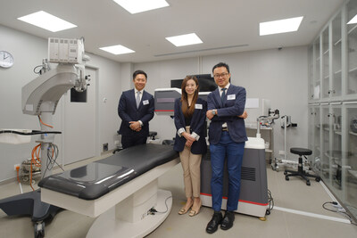 (From left) Dr Ho Chun Ho, Jonathan, Dr Wong Yin Yee, Michelle, Dr Chu Chung Yin, Ben with the ELITA™ Femtosecond Laser