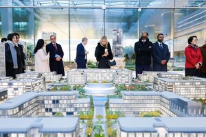 Xinhua Silk Road: Think tank delegation tours JD.com global headquarters, experiencing its digital intelligence innovations