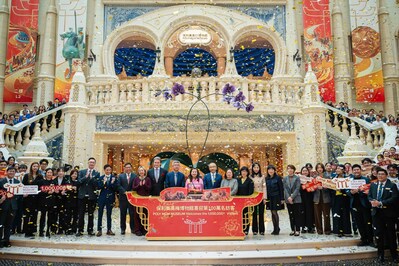 現場過百名美高梅團隊成員共同見證這一喜悅時刻，氣氛熱烈溫馨