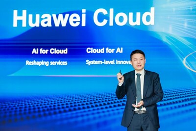 Mr. William Dong, President of Huawei Cloud Marketing, presenting Huawei Cloud's new offerings