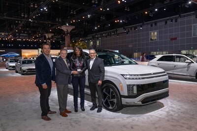Carlos Hernandez, Ricardo Rodriguez Long, Olabisi Boyle, and Gil Silva with the award at the LA Auto Show.