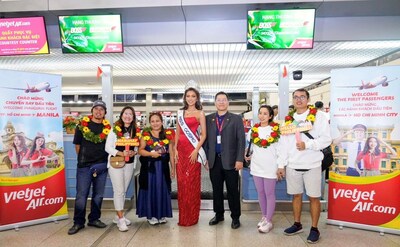 Vietjet's representative leader and Miss Cosmo 2024 Ketut Permata Juliastrid Sari welcome passengers on the inaugural flight from Ho Chi Minh City to Manila at Tan Son Nhat International Airport