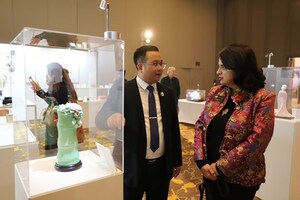 Xinhua Silk Road: 로스앤젤레스에서 '덕화 백자' 전시회 개최