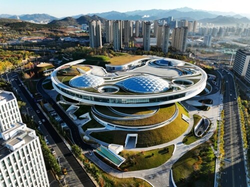 The Qingdao Virtual Reality Innovation and Experience Center is officially launched on Nov 21 in Laoshan district of Qingdao, Shandong province. [Photo by Wang Haibin]