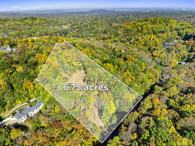 Situated within the Forest Hills community and boarding Belle Meade, the lot is uniquely large, offering nearly 7 acres of land surrounded by mature foliage. The majority of recent sales for luxury estate homes in the area had an average parcel size of 1.7 acres, according to Platinum’s market research. NashvilleLuxuryAuction.com.