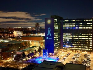 UN RUBAN BLANC ET LE LOGO DE SOS VIOLENCE CONJUGALE ILLUMINENT LE QUARTIER GÉNÉRAL DE LA SÛRETÉ DU QUÉBEC