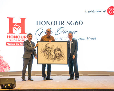 Guest-of-Honour President Tharman Shanmugaratnam receiving an artwork by an inmate from Visual Arts Hub by Changi Prison Complex, from Chairman of Honour (Singapore), Amb Mohd Alami Musa, and Founder and Advisor of Honour (Singapore), Mr Lim Siong Guan (PRNewsfoto/Honour (Singapore)) Guest-of-Honour President Tharman Shanmugaratnam receiving an artwork by an inmate from Visual Arts Hub by Changi Prison Complex, from Chairman of Honour (Singapore), Amb Mohd Alami Musa, and Founder and Advisor of Honour (Singapore), Mr Lim Siong Guan (PRNewsfoto/Honour (Singapore))