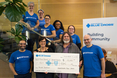 Saskatchewan Blue Cross team members with Michael Kincade from Food Banks of Saskatchewan. (CNW Group/Saskatchewan Blue Cross) Saskatchewan Blue Cross team members with Michael Kincade from Food Banks of Saskatchewan. (CNW Group/Saskatchewan Blue Cross)