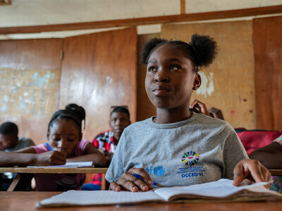 Dieussika takes notes in her ECW-supported classroom in Port-au-Prince, Haiti. © UNICEF/Joseph