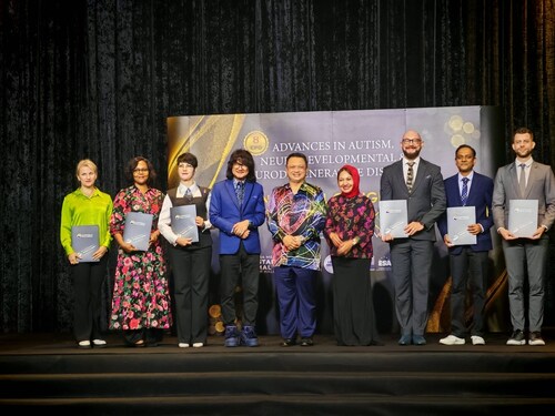 Prof. Dato’ Sri Dr. Mike Chan and the ICAANND 2025 international faculty stand alongside the Raja Muda of Perlis, Tuanku Syed Faizuddin Putra Ibni Tuanku Syed Sirajuddin Jamalullail and Raja Puan Muda, Tuanku Dr. Hajah Lailatul Shahreen Akashah binti Khalil during a special appreciation segment honouring speakers at Glamhall, Damansara. Prof. Dato’ Sri Dr. Mike Chan and the ICAANND 2025 international faculty stand alongside the Raja Muda of Perlis, Tuanku Syed Faizuddin Putra Ibni Tuanku Syed Sirajuddin Jamalullail and Raja Puan Muda, Tuanku Dr. Hajah Lailatul Shahreen Akashah binti Khalil during a special appreciation segment honouring speakers at Glamhall, Damansara.