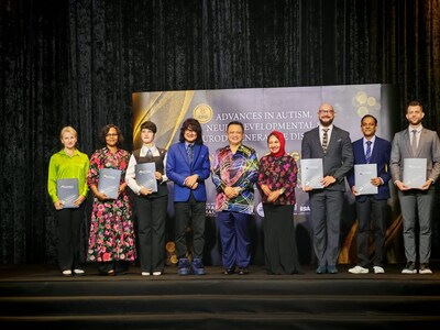 Prof. Dato’ Sri Dr. Mike Chan and the ICAANND 2025 international faculty stand alongside the Raja Muda of Perlis, Tuanku Syed Faizuddin Putra Ibni Tuanku Syed Sirajuddin Jamalullail and Raja Puan Muda,  Tuanku Dr. Hajah Lailatul Shahreen Akashah binti Khalil during a special appreciation segment honouring speakers at Glamhall, Damansara. (PRNewsfoto/European Wellness Biomedical Group)