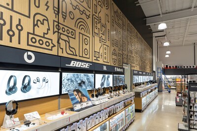 Staples Canada, The Working and Learning Company, is redefining its retail experience with the opening of a new, brand-defining store in Burlington, Ontario that brings the company's EASY promise to life through innovative merchandising, expanded product categories, and new shopping experiences. (CNW Group/Staples Canada ULC)