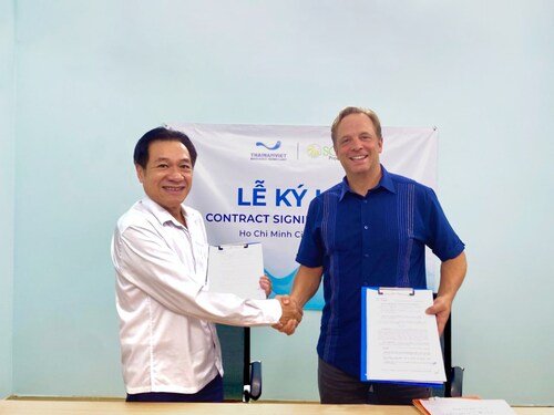 Matthew Wood, CEO of SCD Probiotics and Le Thanh Dat, CEO of Thai Nam Viet Bioscience Technology sign license agreement.