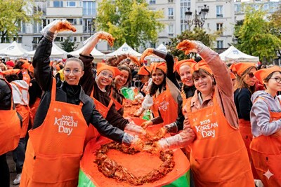 Parisians taking part in a kimchi-making session