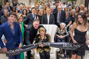 El dúo madre-hijo hace realidad el sueño del difunto fundador cuando J.R. Dunn Jewelers abre la joyería independiente más grande del sur de Florida
