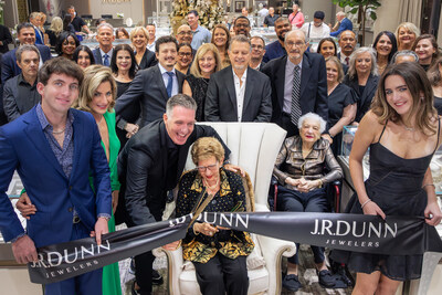 La familia Dunn cortando la cinta en la ceremonia de inauguración