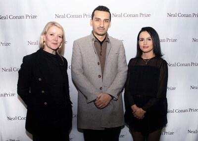 El ganador del Premio Neal Conan 2025, Mohammed Mhawish (centro), con la ganadora de 2024, Hind Hassan (derecha), y la ganadora inaugural, Jane Ferguson (izquierda).