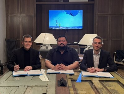 FLYING WHALES QUÉBEC et la Nation Naskapi de Kawawachikamach annoncent la signature d’un partenariat commercial stratégique. De gauche à droite : Sébastien Bougon, Président de FLYING WHALES et FLYING WHALES SERVICES; Nathan Uniam, Chef adjoint, Naskapi Nation of Kawawachikamach; et Arnaud Thioulouse, Directeur général de FLYING WHALES QUÉBEC. (Groupe CNW/Flying Whales)