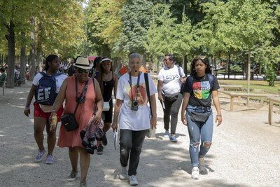 Dr. Wells leading a women-centric tour in the Luxembourg Garden