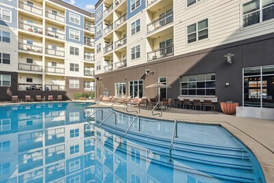 909 Flats Guitar-Shaped Saltwater Pool | Nashville, TN Apartments