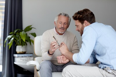 Demonstrating everyday blood pressure monitoring with Hilo, the continuous, medical-grade platform featured in Aktiia's new UK Blood Pressure Report.