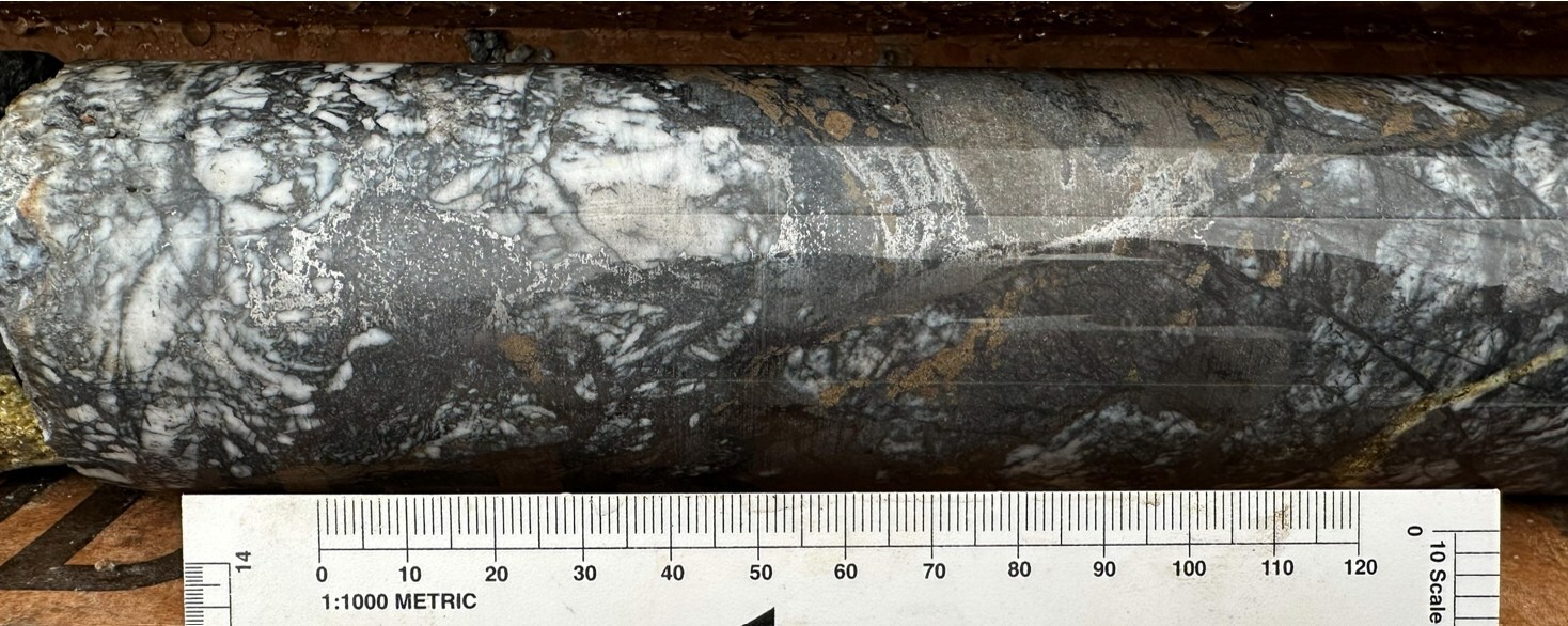 Image 1: 7.82 g/t Au, 3050 g/t Ag, 5.0% Sb, 1.0% Pb, 5.3% Zn ( 4859 g/t AgEq*) over 0.15 m in GH25-05 (CNW Group/Metallis Resources Inc.) Image 1: 7.82 g/t Au, 3050 g/t Ag, 5.0% Sb, 1.0% Pb, 5.3% Zn ( 4859 g/t AgEq*) over 0.15 m in GH25-05 (CNW Group/Metallis Resources Inc.)