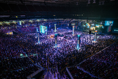 Thousands of students consider their calling and pray for the nations at Urbana.